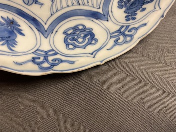 Een Chinese blauw-witte kraakporseleinen schotel en twee borden met eenden, Wanli